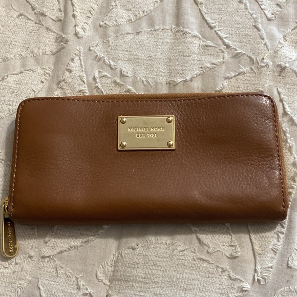 Michael Kors Leather Handle Bag, gold hardware, shoulder strap matching wallet! - Picture 6 of 6